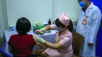 Hình ảnh tiêm vắc-xin ngừa Covid-19 nội địa thứ 2 cho 6 người tình nguyện