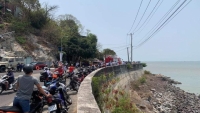 Vào cua mất lái, xe máy lao xuống bãi đá biển Vũng Tàu, 1 người tử vong