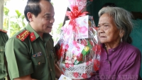 Lãnh đạo tỉnh Thừa Thiên Huế thăm hỏi các gia đình chính sách nhân dịp Ngày Thương binh liệt sĩ