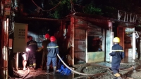Thừa Thiên – Huế: Xưởng gỗ bốc cháy dữ dội trong đêm khuya