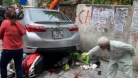 Thừa Thiên Huế: Đạp nhầm chân ga, nữ tài xế tông 3 người bị thương