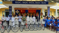 Thừa Thiên Huế: Tặng xe đạp và quà cho học sinh nghèo miền núi ngày khai trường 