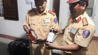 Thừa Thiên Huế: Phát hiện xe đầu kéo chở lô rượu ngoại nhập lậu giá trị gần 1 tỷ đồng