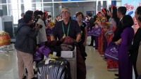 Đón những du khách đầu tiên đến Thừa Thiên Huế bằng đường hàng không