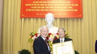 Trao Huy hiệu 60 năm tuổi Đảng tặng nguyên Chủ tịch nước Trần Đức Lương