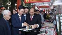 Thủ tướng thăm Triển lãm sách kỷ niệm 90 năm thành lập Đảng