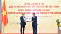 Quốc hội Việt Nam trao tặng vật tư y tế cho một số nghị viện