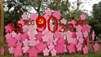 Chùm ảnh: Hà Nội trang hoàng cờ hoa rực rỡ mừng Đảng, chào xuân mới 2020