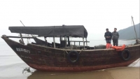 Ngư dân Hà Tĩnh phát hiện một tàu cá có chữ nước ngoài trôi dạt vào bờ biển