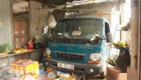 Hà Tĩnh: 2 bà cháu may mắn thoát chết khi xe tải lao vào cửa hàng tạp hóa