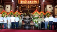 Báo Nhân Dân tặng quà thân nhân các liệt sĩ TNXP hy sinh ở Truông Bồn