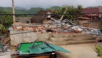 Hà Tĩnh: Lốc xoáy làm sập và tốc mái 42 ngôi nhà, 2 người bị thương trước khi bão số 4 đổ bộ