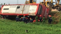 Xe giường nằm qua Hà Tĩnh bị lật trong đêm, 5 hành khách thương vong