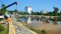 Nghệ An: Nhà máy nước tiến hành hút bùn thải ra khỏi hồ điều hòa