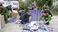 Hà Tĩnh: Bắt giữ 10.000 bao thuốc lá lậu trên đường đi tiêu thụ
