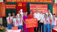 Bí thư Thành ủy TP. Hồ Chí Minh Nguyễn Thiện Nhân thăm, tặng quà tại Nghệ An