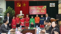 Chủ tịch Liên đoàn bóng đá Việt Nam tặng quà Đội tuyển bóng đá nữ Thái Nguyên