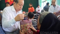 Bệnh viện TW Huế cùng Đoàn Đại biểu Quốc hội tỉnh đến khám và tặng quà cho bà con huyện A Lưới