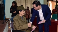 Phó Thủ tướng Vương Đình Huệ thăm và tặng quà Tết tại Bắc Giang