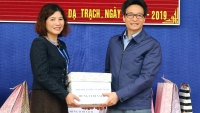 Phó Thủ tướng Vũ Đức Đam tặng sách Trường tiểu học Dạ Trạch, Hưng Yên