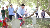 Phó Thủ tướng Vương Đình Huệ viếng các liệt sĩ tại Nghĩa trang Liệt sĩ quốc tế Việt- Lào