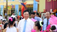 Phó Thủ tướng chung vui cùng thầy và trò Trường Tiểu học thị trấn Thắng