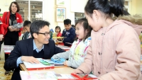 Phó Thủ tướng Vũ Đức Đam mừng tuổi sách cho các em học sinh quận Ba Đình- Hà Nội