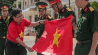 Báo Người Lao Động: Trao cờ Tổ quốc trên đảo Bạch Long Vỹ