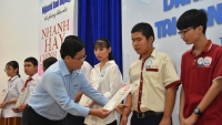 Báo Người Lao Động trao 110 suất học bổng cho con công nhân