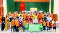 Báo Gia đình & Xã hội trao quà tới trẻ em khó khăn tại Hà Tĩnh
