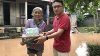 Báo Tuổi Trẻ đưa hàng cứu trợ khẩn cấp bà con ở rốn lũ miền Trung