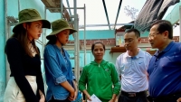 Báo Tiền Phong tổ chức phối hợp trao quà cho người dân thiệt hại do bão số 9