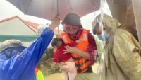 Tác nghiệp trong mưa lũ: Tuân thủ an toàn để cống hiến và sẻ chia