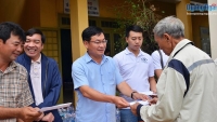 Báo Gia Lai trao quà hỗ trợ người dân bị thiệt hại do bão lũ tại Quảng Ngãi