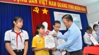 Báo Người Lao Động trao học bổng đến với học sinh nghèo, học giỏi Bến Tre