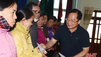 Báo Tiền Phong trao 500 triệu đồng hỗ trợ người dân vùng lũ Hà Tĩnh