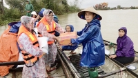 Người làm báo trong hành trình thiện nguyện đến với đồng bào vùng lũ lụt