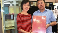 Gia đình cố nhà báo Trần Thanh Phương tặng tài liệu cho Báo Nhân Dân