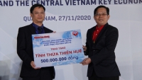 Báo Người Lao Động trao 50.000 lá cờ Tổ quốc và 1,7 tỉ đồng cho miền Trung