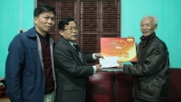 Báo Người Lao Động trao quà hỗ trợ nhà báo Tạ Kim Hùng hội viên Hội Nhà báo Quảng Ninh