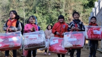Báo Tuổi Trẻ mang chăn ấm đến với các em nhỏ vùng cao huyện Si Mai Cai, Lào Cai