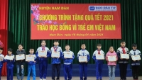 Báo Đầu tư trao quà Tết cho trẻ em có hoàn cảnh khó khăn tại Nghệ An