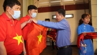 Báo Người lao động trao cờ Tổ quốc cho ngư dân và 150 suất học bổng cho học sinh ở Tiền Giang