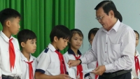 Báo SGGP và Hội Nhà báo TPHCM tặng học bổng cho học sinh nghèo hiếu học huyện Tân Biên