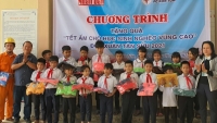Báo Nhân Dân trao hơn 200 áo ấm cho học sinh dân tộc thiểu số tại tỉnh Kon Tum