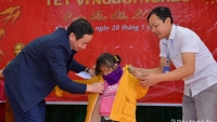 Báo Nghệ An tặng quà Tết người nghèo xã Xiêng My, huyện Tương Dương
