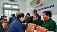 Báo Tiền Phong tặng quà tết cho cựu thanh niên xung phong gặp khó khăn tỉnh Hòa Bình