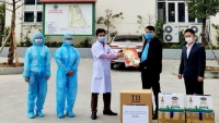 Tặng báo Tết Tân Sửu cho hai bệnh viện dã chiến số 2 và 3 tỉnh Quảng Ninh