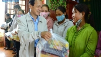 Hội Nhà báo tỉnh Quảng Ngãi trao 50 suất quà Tết cho người nghèo