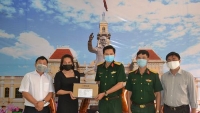 Báo Nhân Dân trao quà cho các đơn vị phòng chống dịch Covid-19